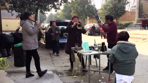 河南农村祭灵唢呐吹奏在那桃花盛开的地方听着太陶醉了