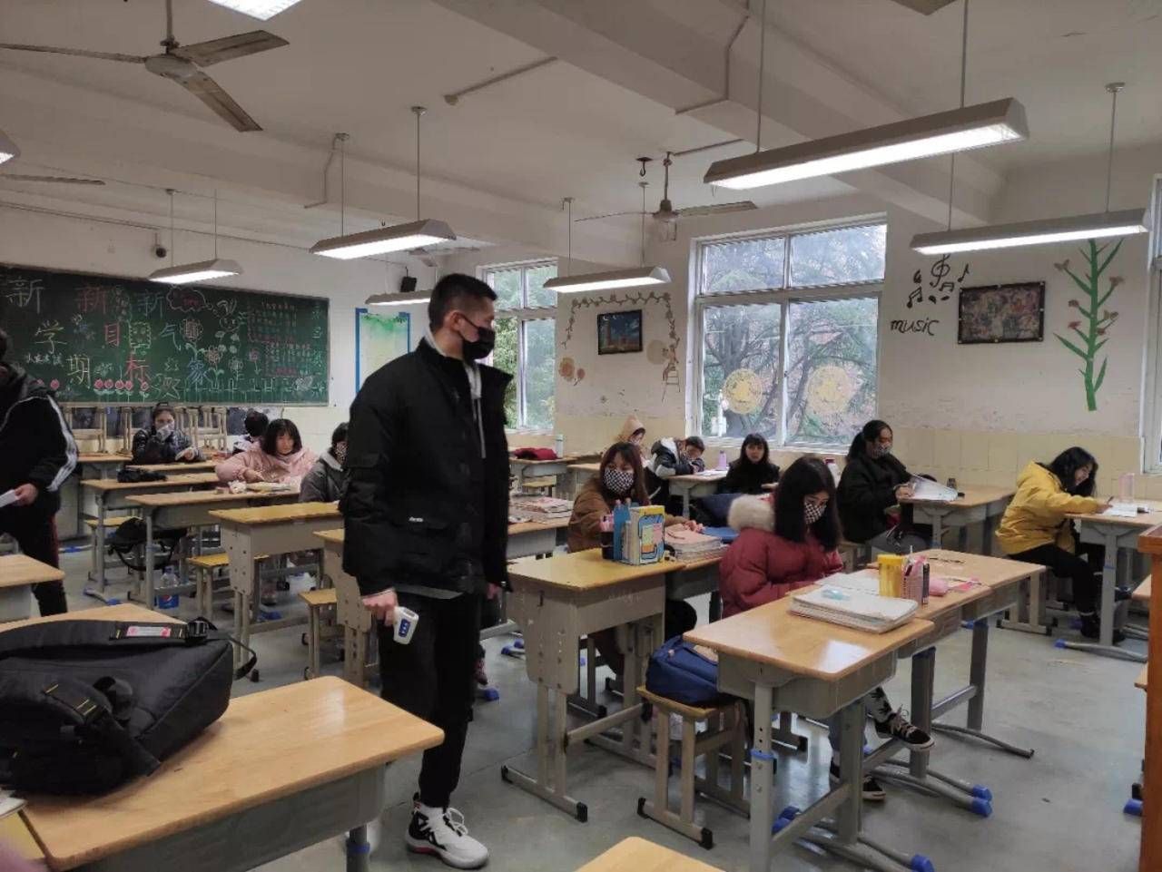 武汉市东湖中学,为在校新疆学生,筑起防疫墙