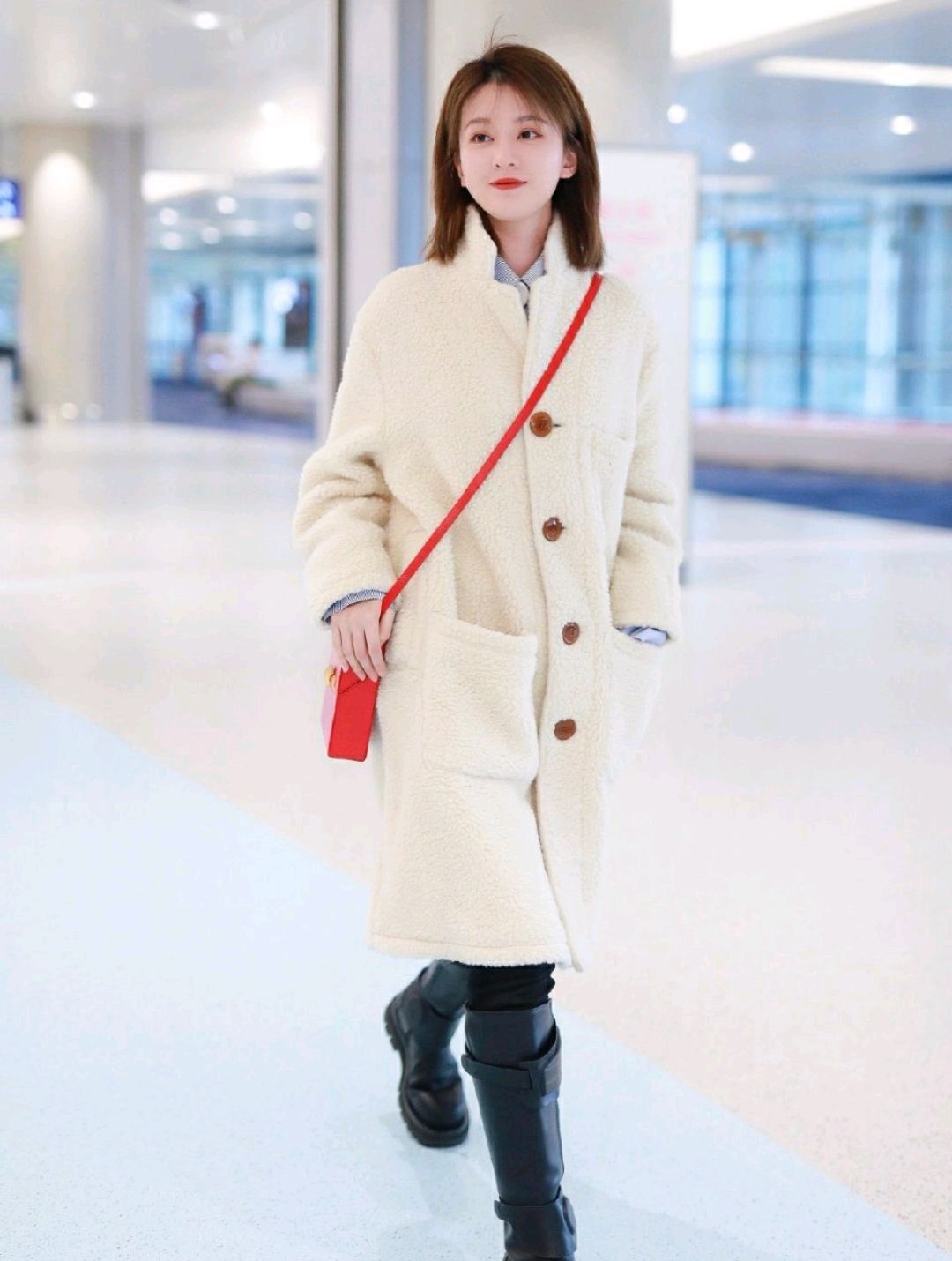乔欣是"乖乖女"的形象吗?身穿羊羔毛外套配黑色长靴,霸气十足