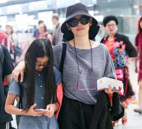 冯小刚前妻近照美过徐帆,被抛弃后一直单身,女儿很漂亮