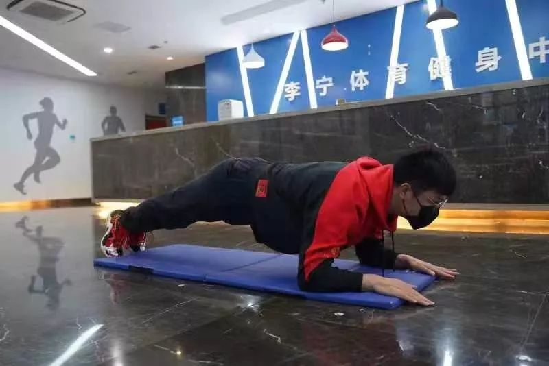 视频|对抗疫情需要好身体,在家你可以这么锻炼