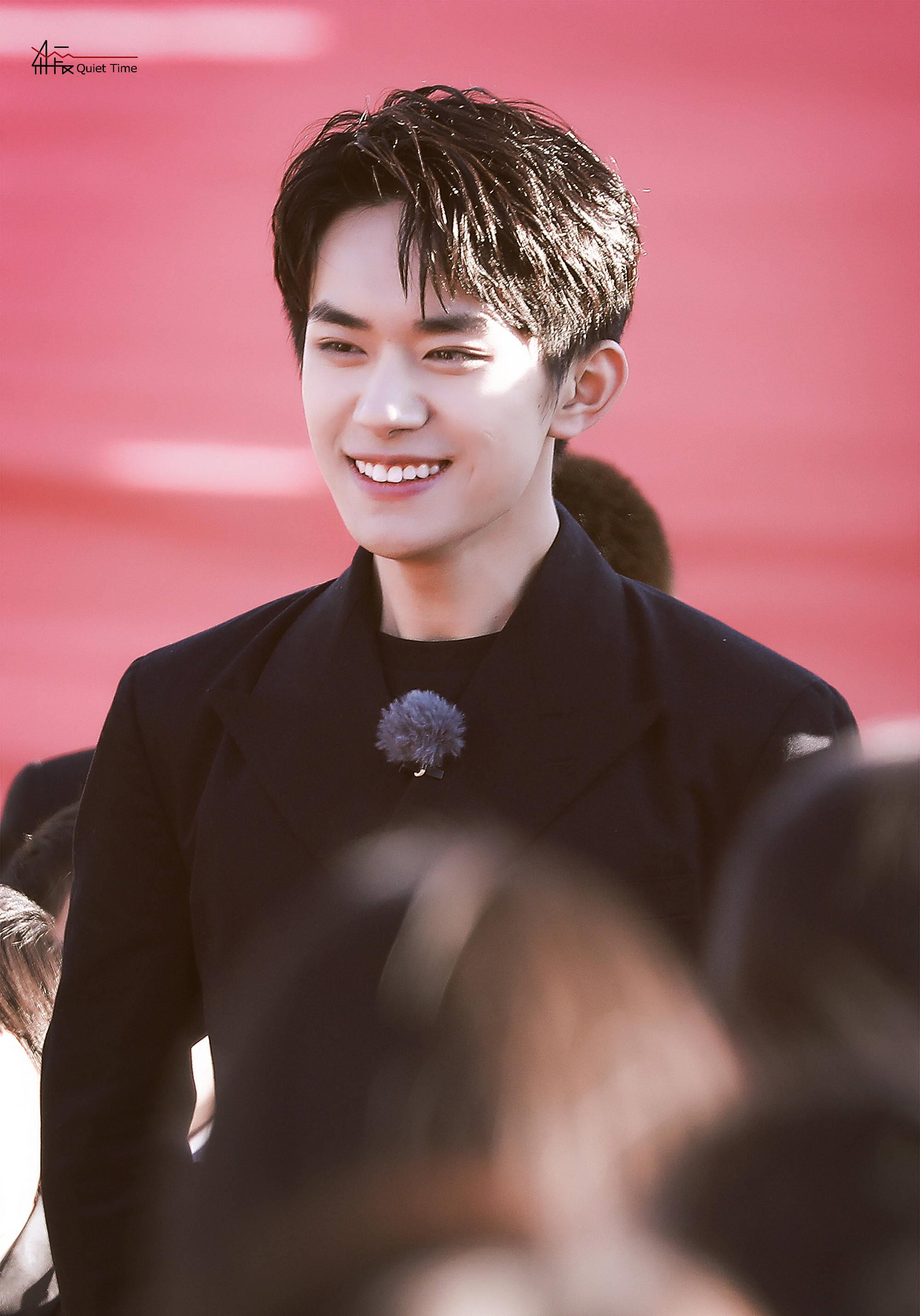 易烊千玺图片大 1e4bb4c6c2194cd5ac8b60ef3edac604.jpeg