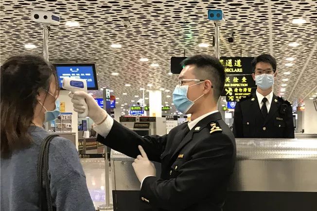 皇岗海关旅检三处旅检一科关员白阳在福田口岸开展进境旅客卫生检疫