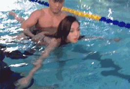 搞笑GIF趣图：美女要去游泳，教练都是单独教学的，真是太幸福了！ _兰博基尼那