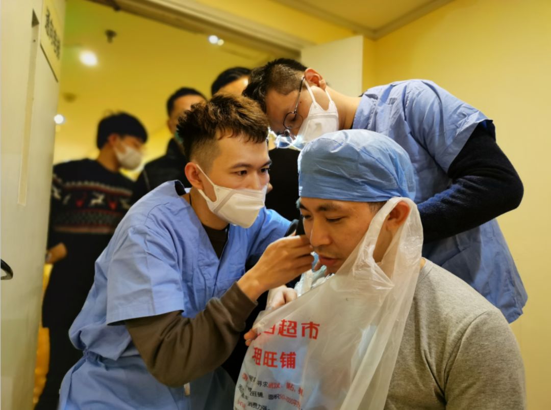 抗击疫情 |最帅男团逆行者!这也许会成为2020新