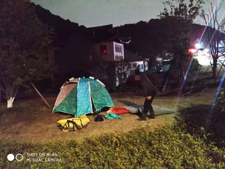 昨夜,他在湘湖搭帐篷过夜