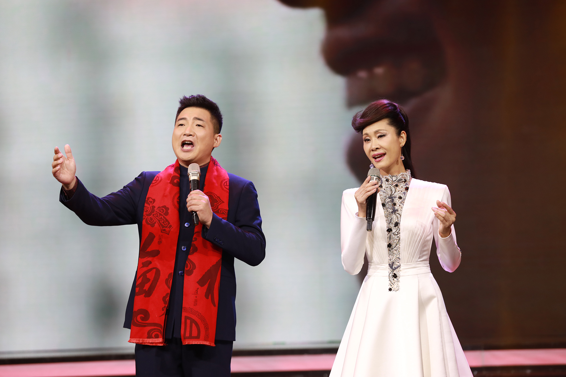 年纪最小的青年歌唱家张嘉玲在华夏之星春晚崭露头角备受关注