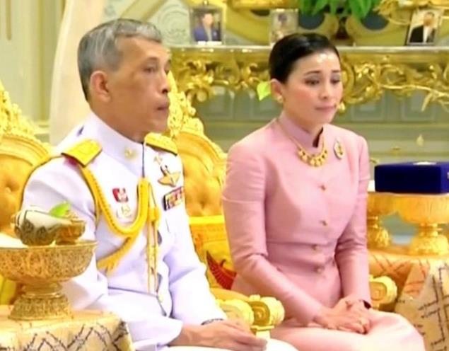 泰国国王王后最新新闻 7eb8ba746f6e446fb0c9b47f7df47b21.jpeg