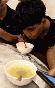 搞笑GIF:哥们,技术不怎幺好,就别太逞能 作者: 来源:大呲牙 搞笑爆笑动图:哥们,技术不怎幺好,就别太逞能