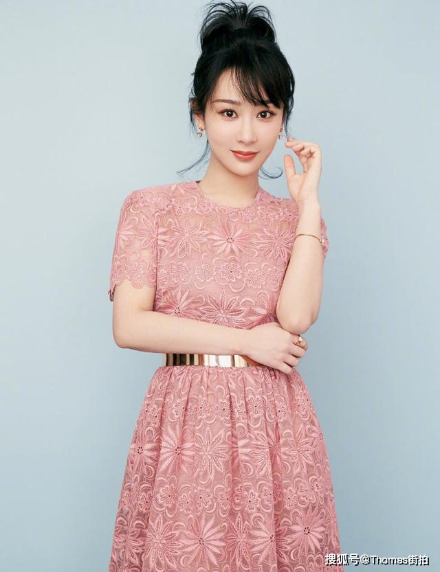 杨紫新春写真造型曝光,粉色雏菊连衣裙,清新温婉优雅少女感十足