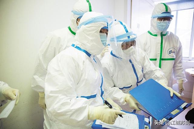 图片记录了武汉防疫一线的医务人员抗击新型冠状病毒的感人场面.