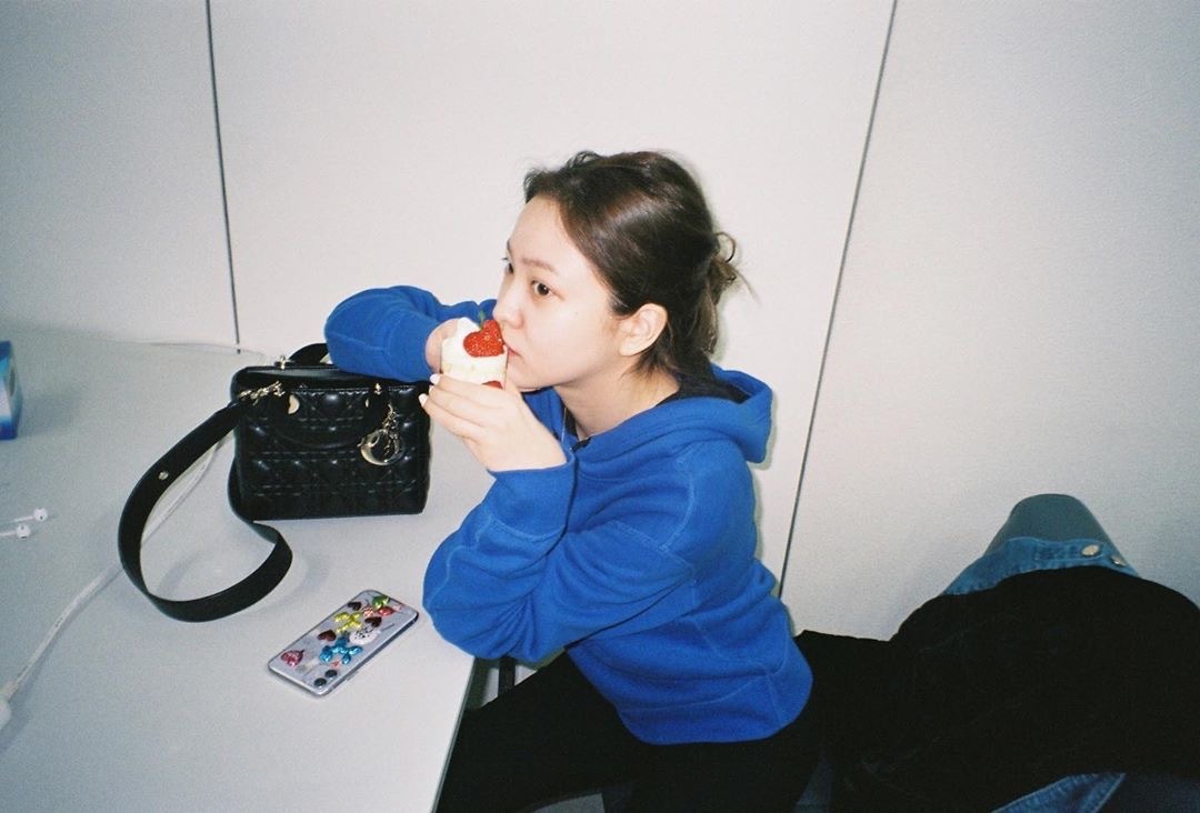 Yeri上传日本出游照 和姐姐们一起去吃拉面啦~