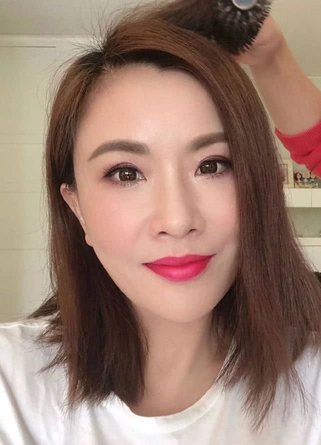 原创49岁女星不被批准验货买到劣质口罩,薄到透光,晒照训斥无良商家!