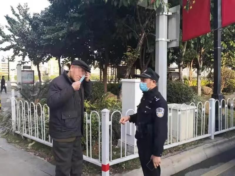 民警老人口罩_老人戴口罩