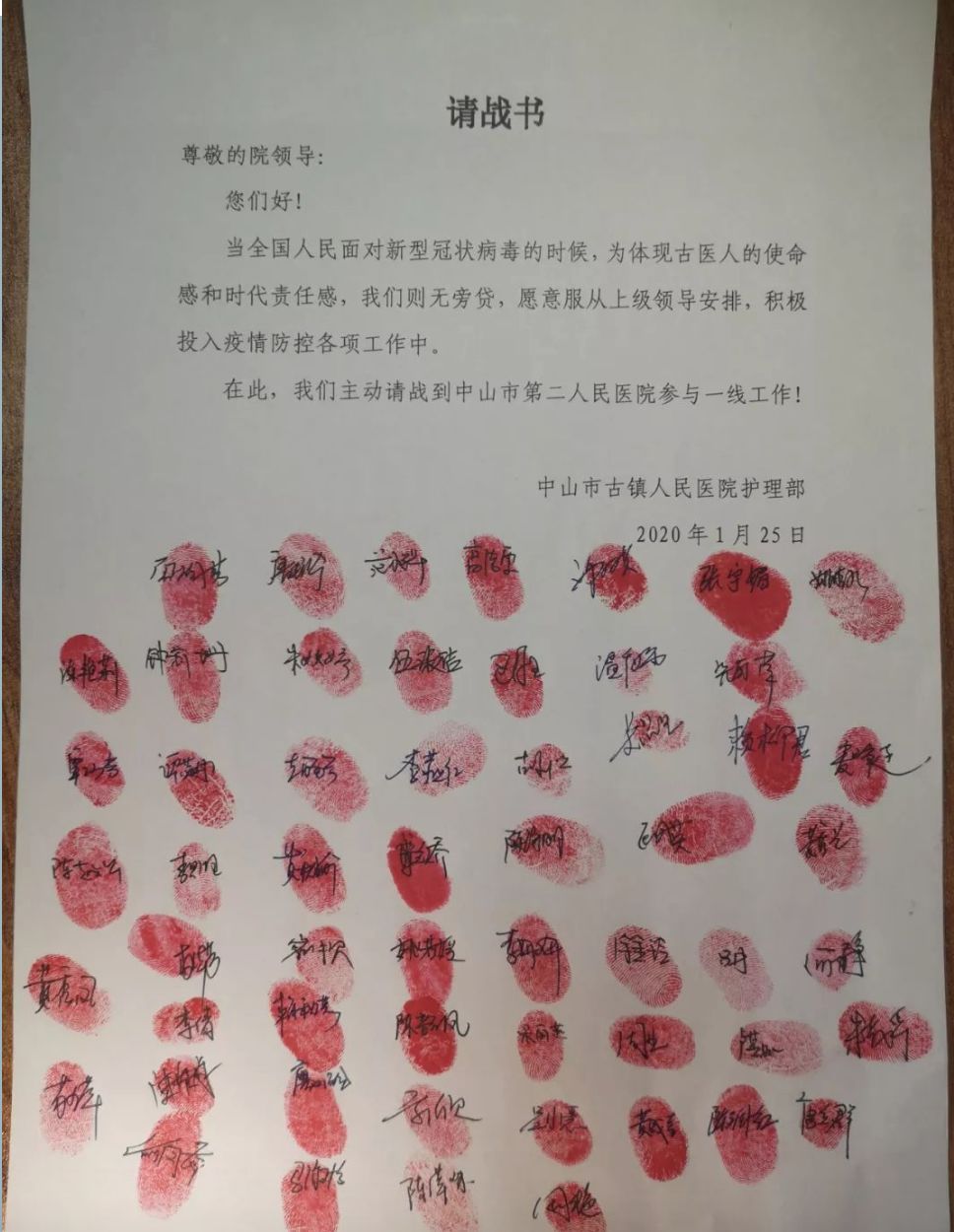 这些红手印,看哭了