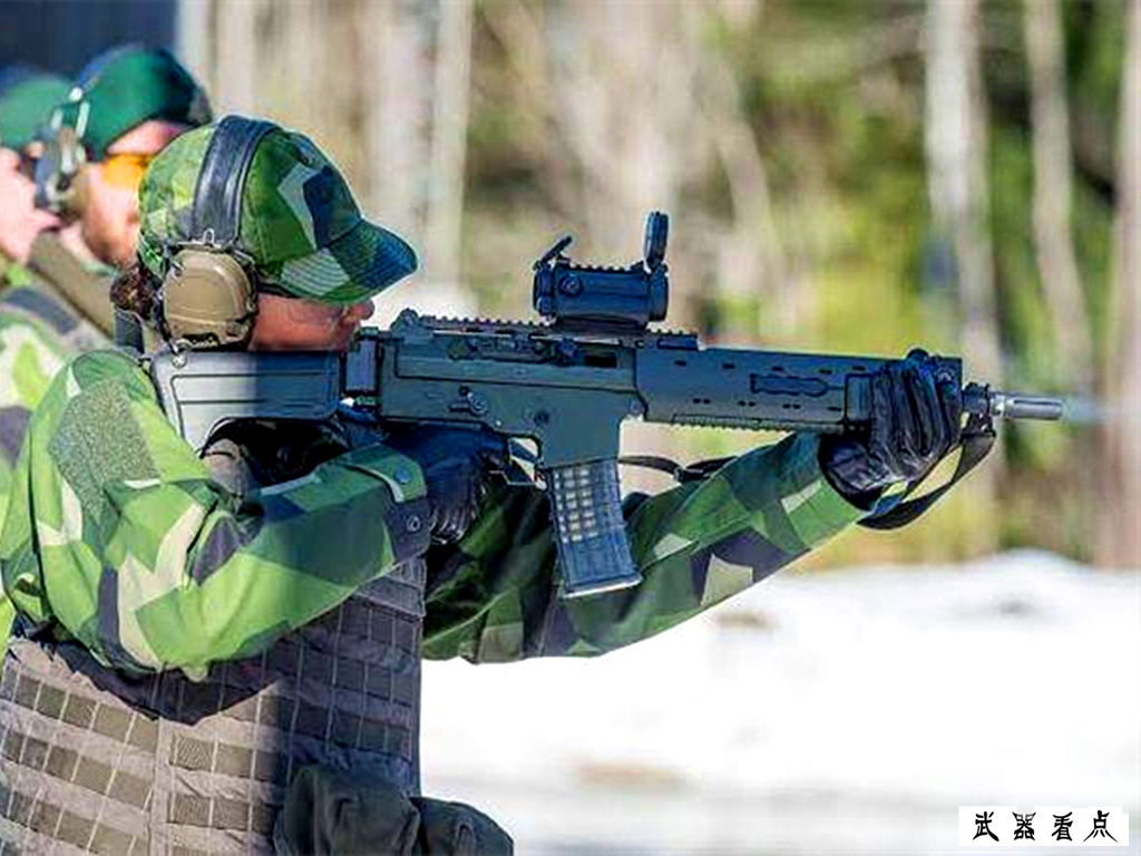 fn公司许可瑞典仿制fnc的ak5系列步枪,ak5的工作原理与fnc步枪相同
