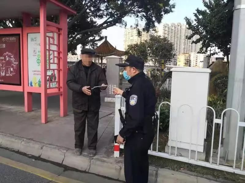 民警老人口罩_老人戴口罩(2)