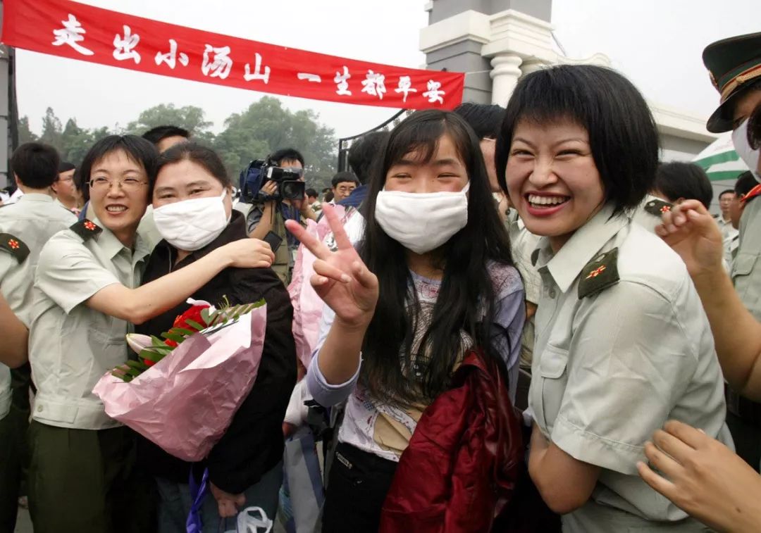 2003年6月20日,小汤山医院的最后一批非典治愈者出院时与医务人员深情