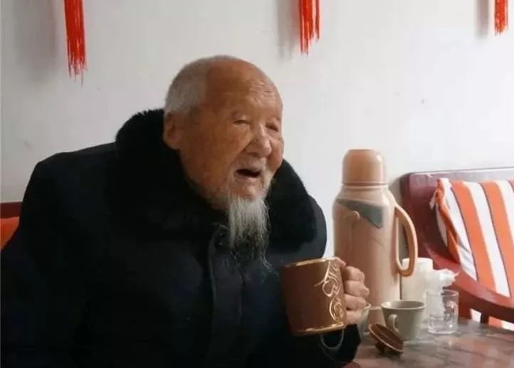 老人117岁了,还在练书法
