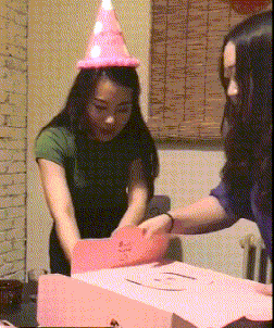爆笑动图：妹子，这个生日蛋糕很惊喜吧