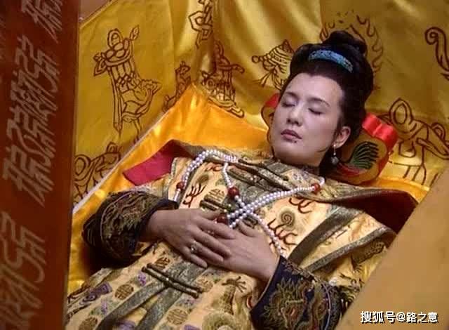 回京后不久,太后和皇帝双双降旨,晋升和卓氏为容妃.