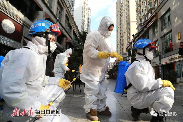 志愿者在陇南火车站进行全面喷雾清洁.李旭春 摄