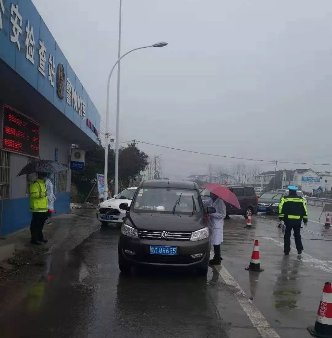 这些天 为防止疫情进一步扩散 仪征市公安局交警大队组织警力  配合