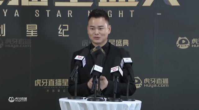 虎牙狂人爆笑采访，自称技术主播，粉丝：就喜欢看你一本正经吹牛