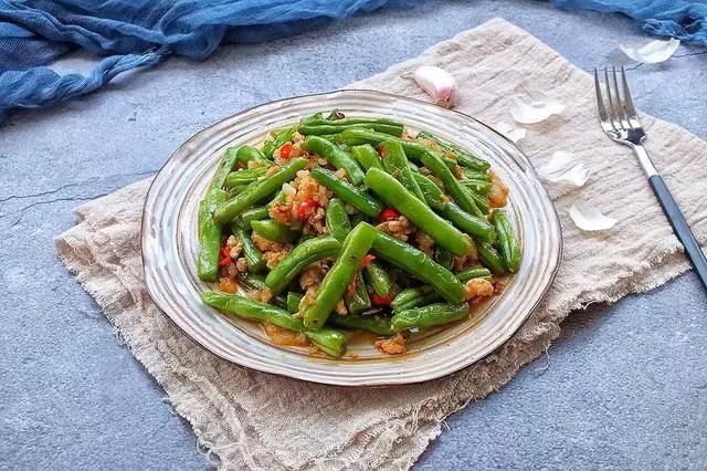 教大家做鸡胸肉炒豆角,美味又营养,口感丰富,让人唇齿