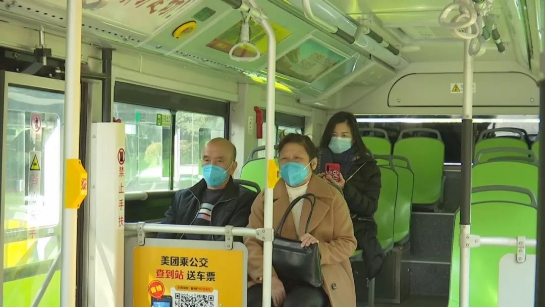 乘坐公共汽车乘客须戴口罩