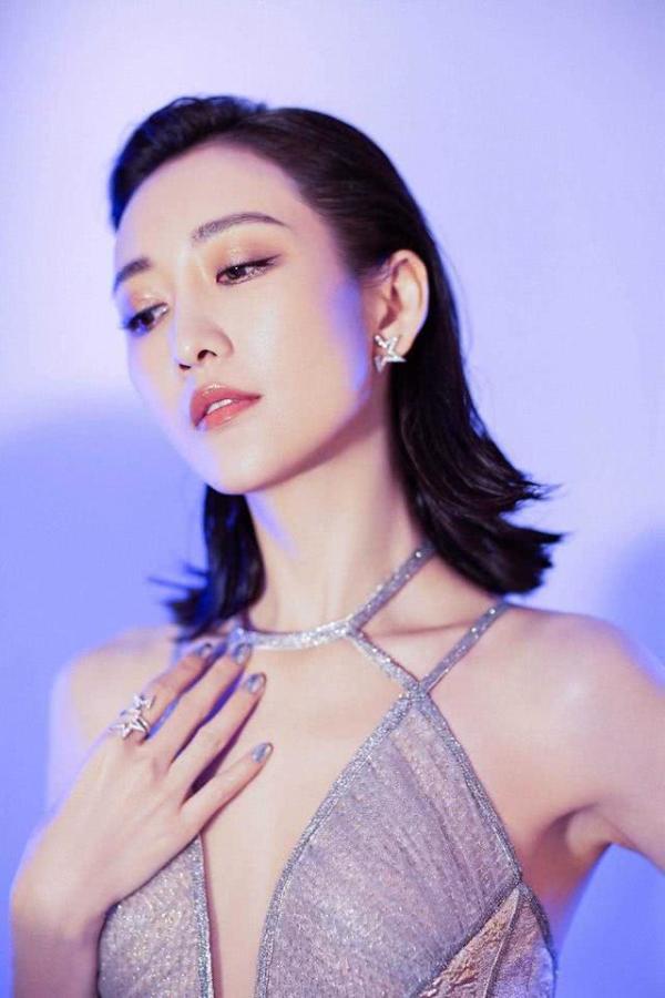 原创又被王鸥惊艳到了!露背深v礼服尽显"女王范儿"