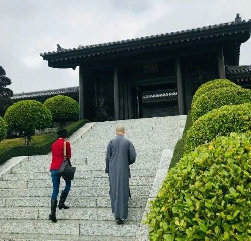 刘嘉玲赴寺庙祈平安，脸部老态，穿紧身裤身材很迷人！