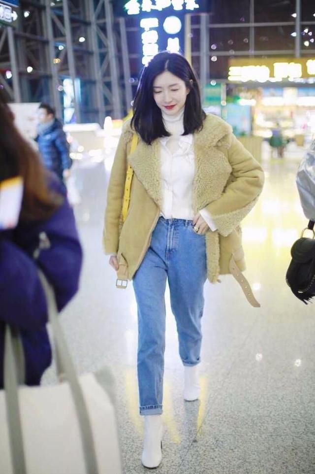 江疏影只涂口红素颜现身机场,一身潮搭引领冬