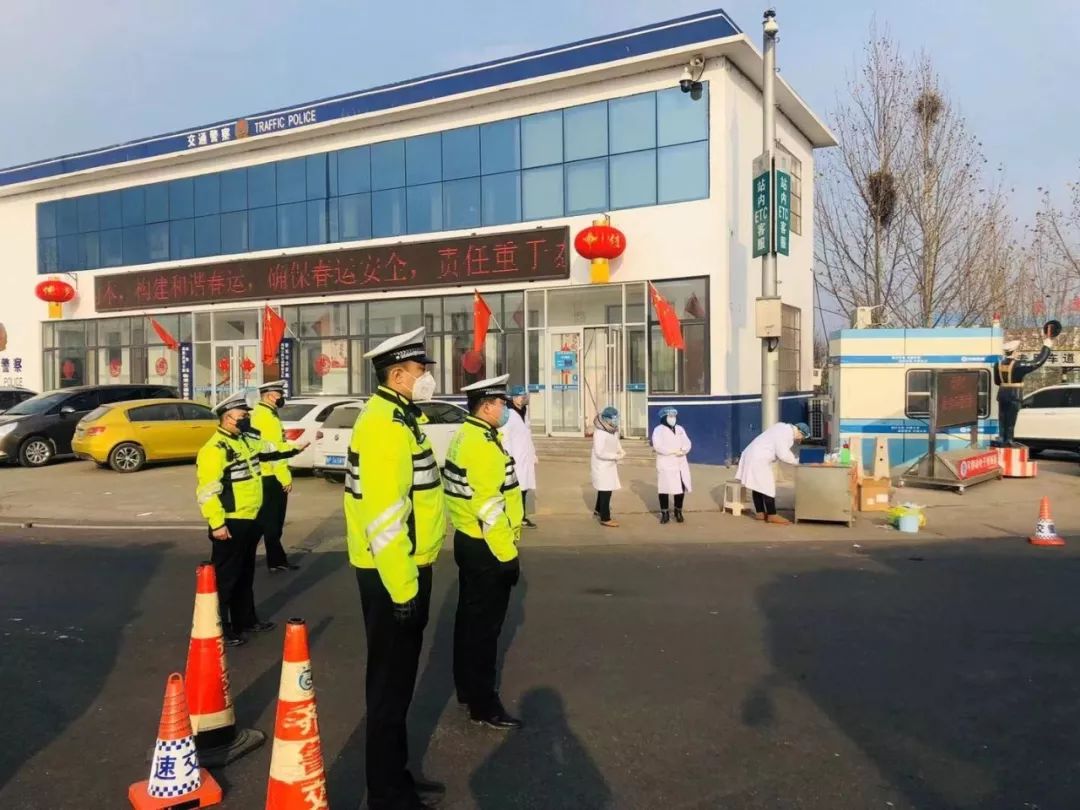 疫情当前警察不退聊城高速交警冲在防控疫情第一线