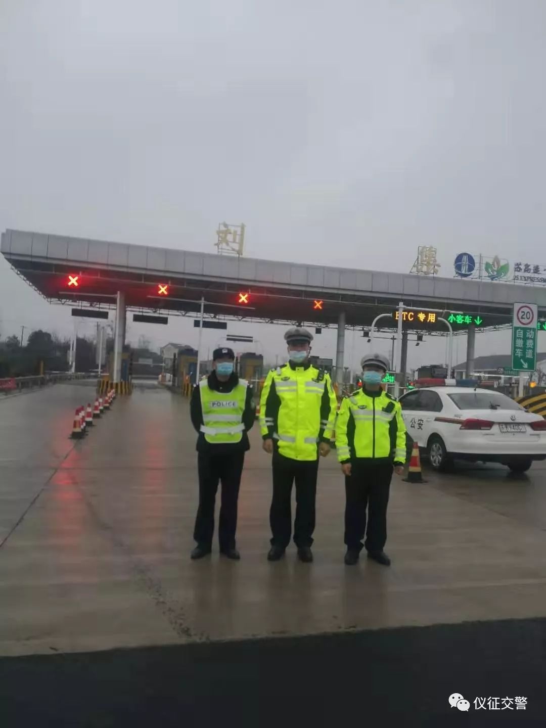 这些天 为防止疫情进一步扩散 仪征市公安局交警大队组织警力  配合