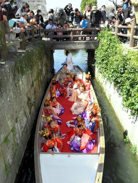 日本水鄉柳川舉行女兒節水上巡遊活動 國際 第2張