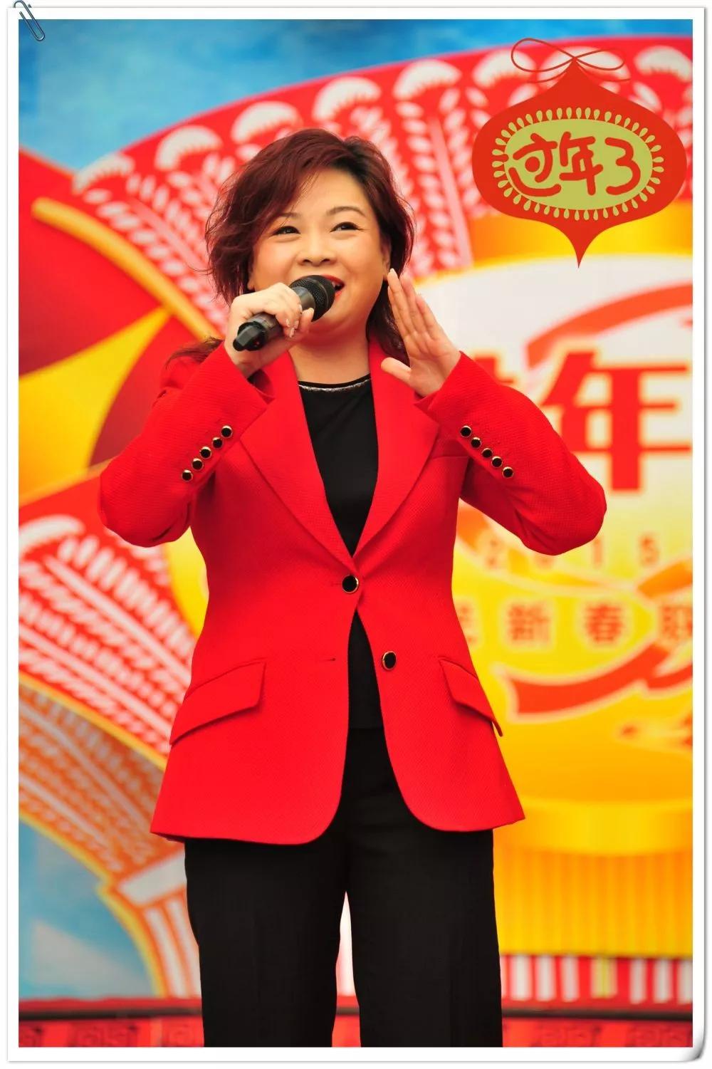 那个唱山路十八弯的女歌手,因拒绝导演被封杀,现活成这样