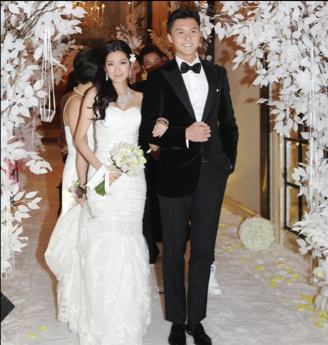 在2011年, 陈自瑶与王浩信结婚,次年诞下一女.