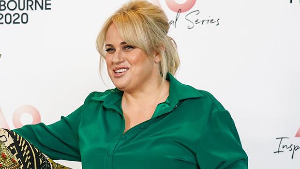 叛军威尔逊(rebel wilson)炫耀她的苗条身材