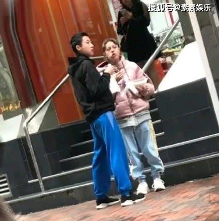新年仍舊流浪？吳卓林帶外籍妻子街頭覓食，衣著打扮顯邋遢 娛樂 第1張