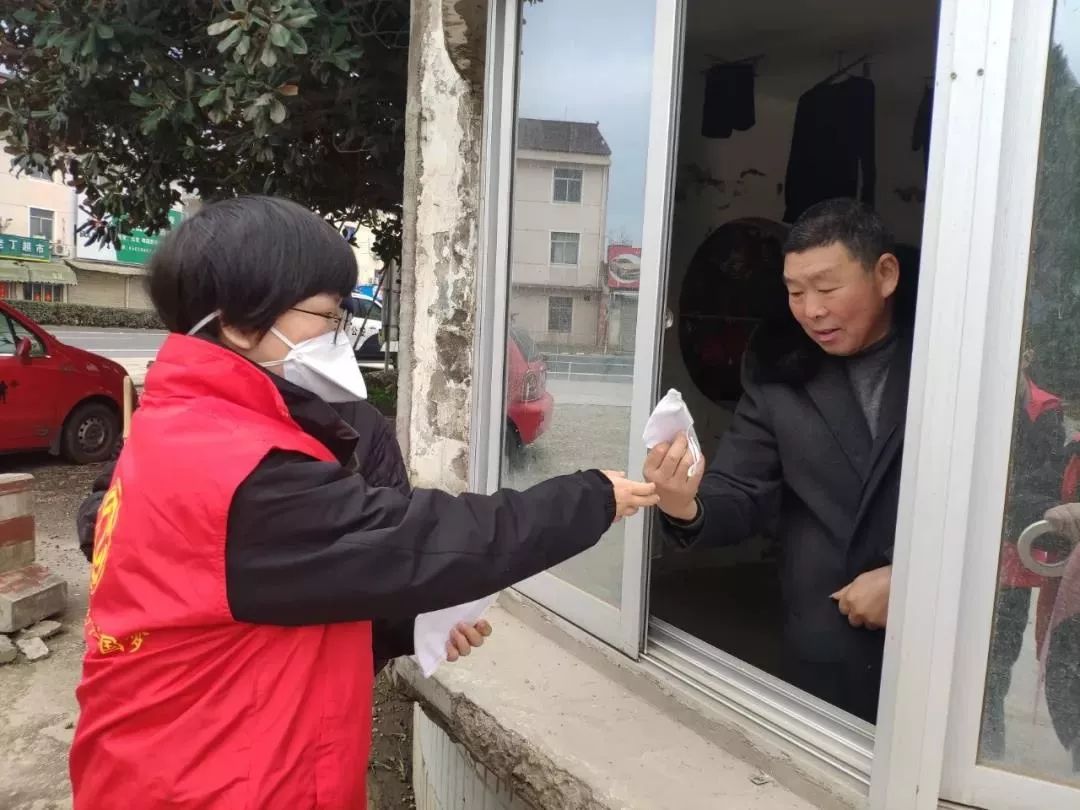永丰镇总工会走进企业,张贴疫情防控公告,为未戴口罩的企业工人发放