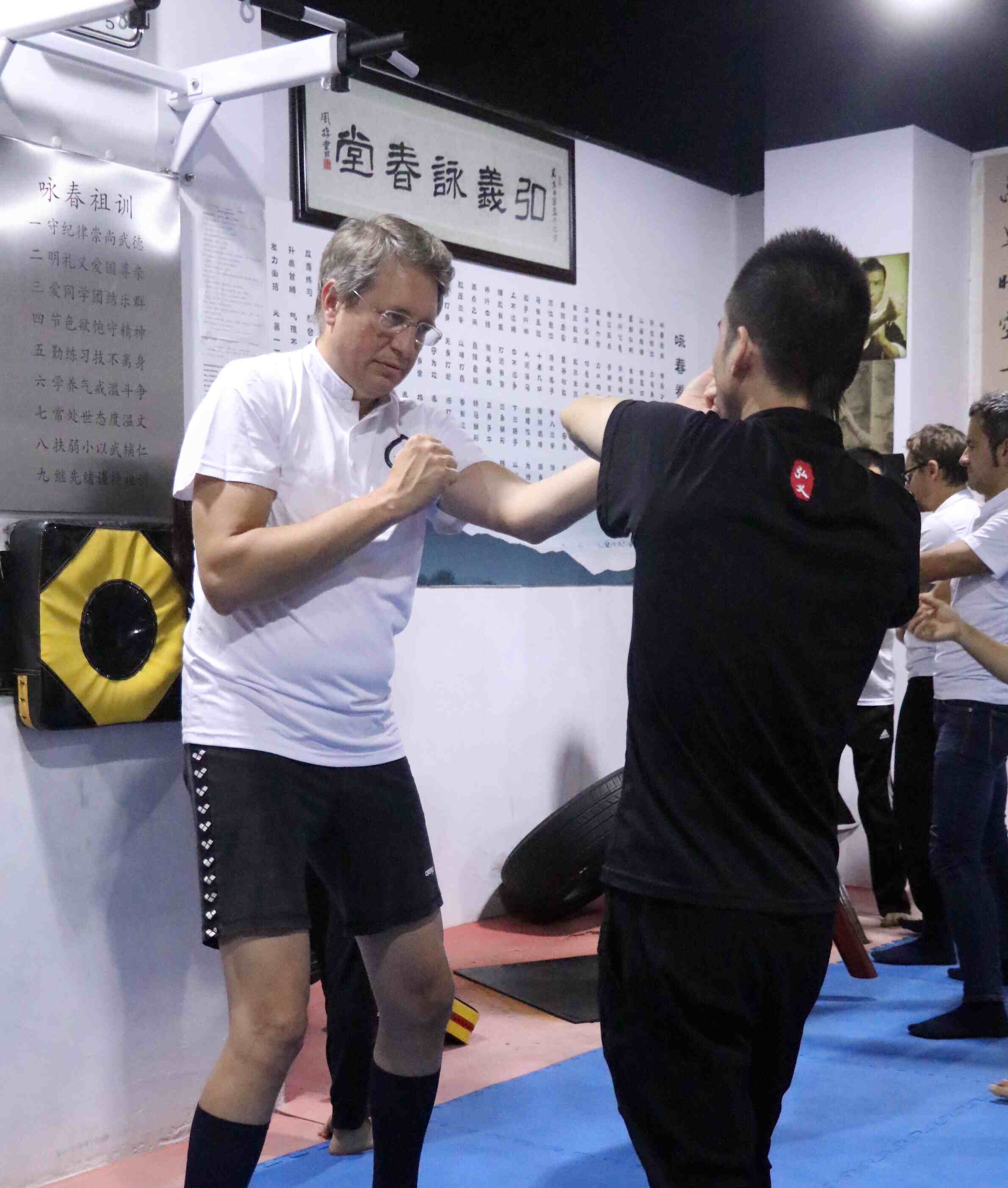 深圳弘义咏春拳馆基本功训练之转马冲拳