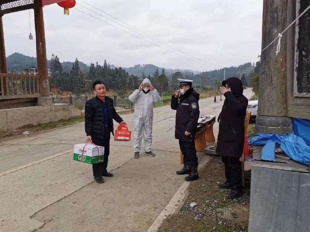 志 成 城 2020年1月28日,一位热心的村民为通道县播阳镇疫情检测点的