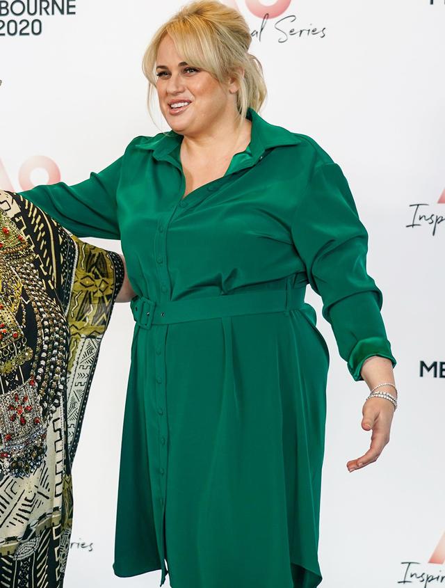 叛军威尔逊(rebel wilson)炫耀她的苗条身材