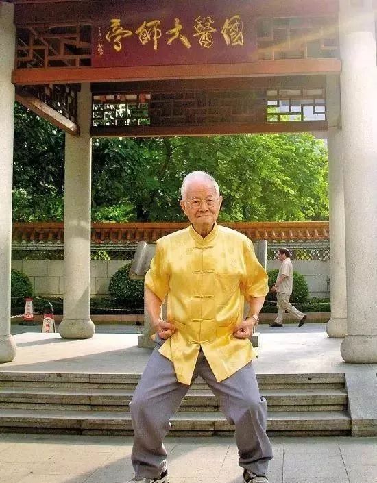 如锦缎般优美,柔顺, 又因为功法共为八段, 每段一个动作,故名为