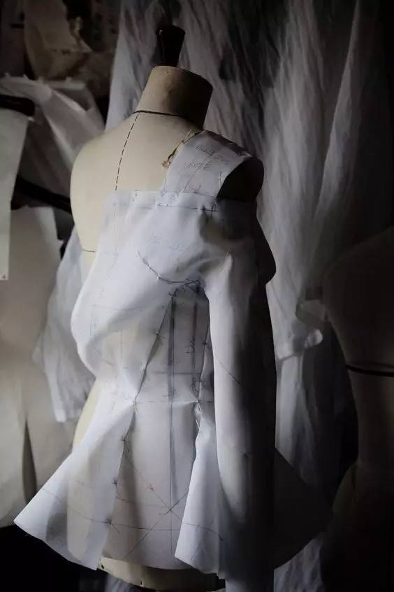 什么是立体剪裁 c3bf8a32281d42f8b0016335aa5613bf.jpeg