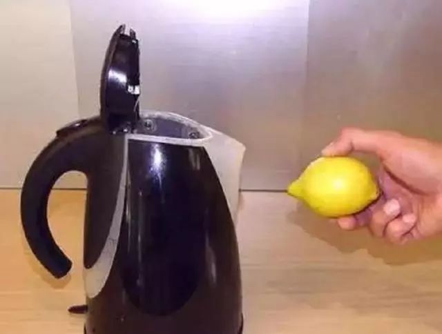 电热水壶用久了,水垢脏又厚!只需个小玩意,水
