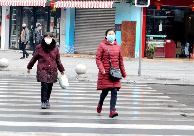 老人口罩孙女_老人戴口罩图片