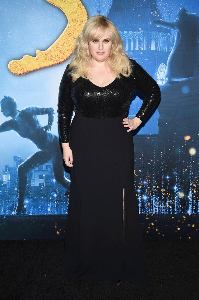 叛军威尔逊(rebel wilson)炫耀她的苗条身材