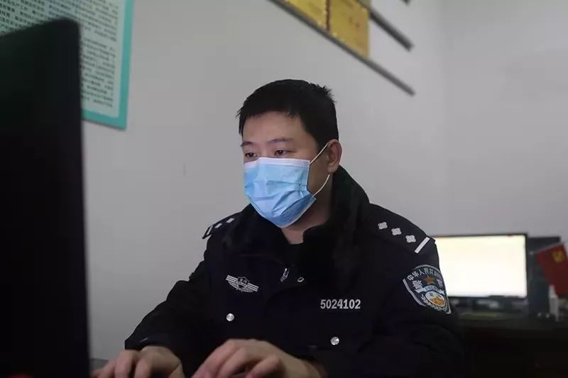 0 4 在疫情防疫战中,渝西监狱这样的人这样的事还有很多:二监区副监